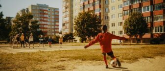 Des enfants jouent au football.