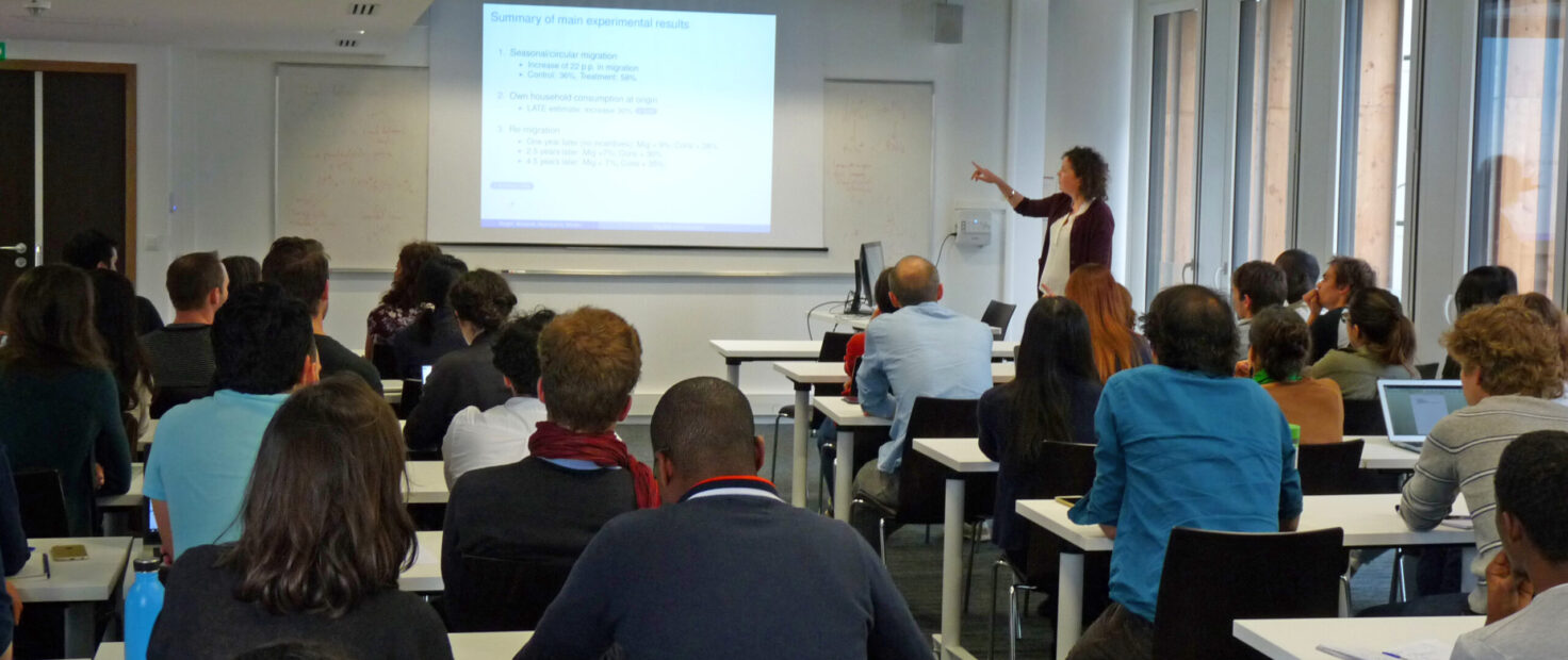 Une photo d'un séminaire sur le développement.