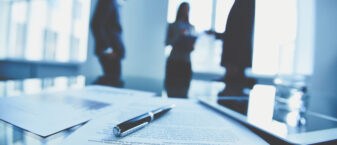 Un contrat posé sur une table.